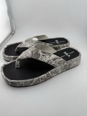 NWOB MIA Pamelia Thong Round Toe Sandals Beige Snake Skin Size 9